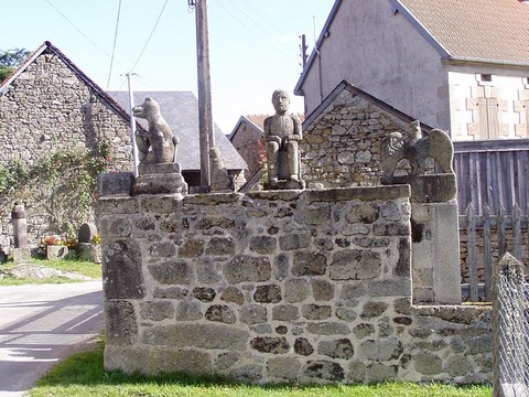 Masgot, hameau de Franseches, sculptures en pierre - Creuse - Limousin