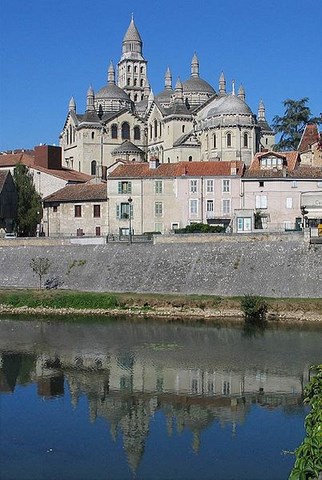 Périgueux, la cathédrale St Front vue des quais, Aquitaine - Dordogne
