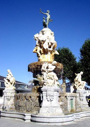 Tarbes, fontaine de la place Duvignaud - Hautes-Pyrénées- Midi Pyrénées