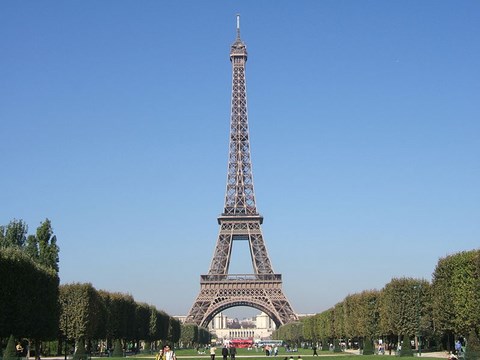 Paris, la tour Eiffel vue depuis le Champs de Mars - Paris-Ile de France