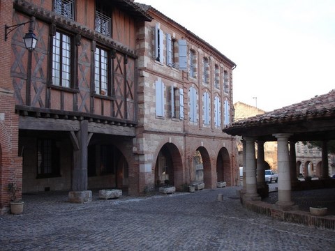 Auvillars, place principale et halle - Tarn et Garonne - Midi Pyrénées