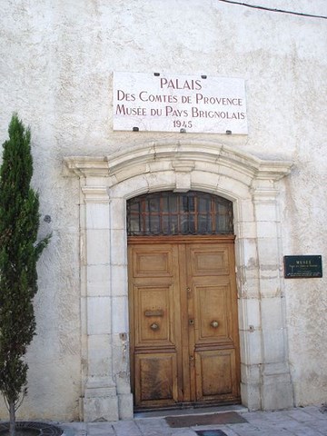 Brignoles, entrée du Palais des Comtes de Provence - Var - PACA