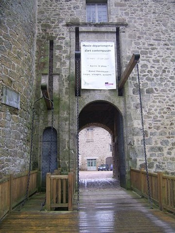 Rochechouart, entrée du château-musée - Haute-Vienne - Limousin