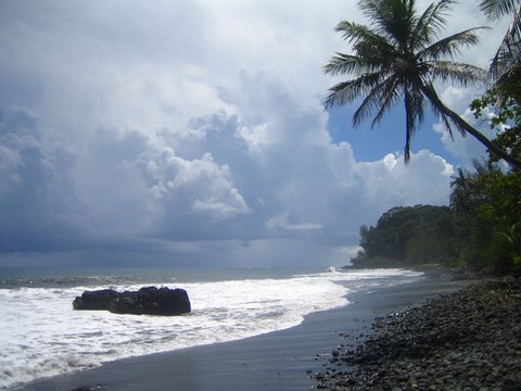 Tahiti, plage de sable noir - Polynésie Française